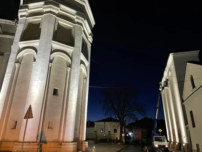 У Луцьку підсвітили старий костел: як він виглядає (фото)