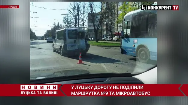 ДТП на проспекті Молоді у Луцьку: зіткнулися автобус і бус (фото, відео)