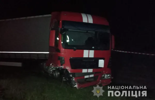Біля Луцька – смертельна аварія: легковик в'їхав у вантажівку (фото, відео)