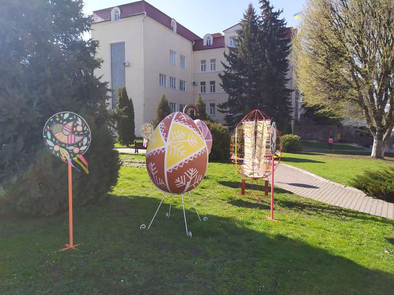 У центрі Луцька встановили декоративні писанки: свято наближається (фото, оновлено)