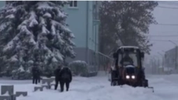 Снігопад не припиняється: Нововолинські комунальники продовжують прибирати сніг (відео)