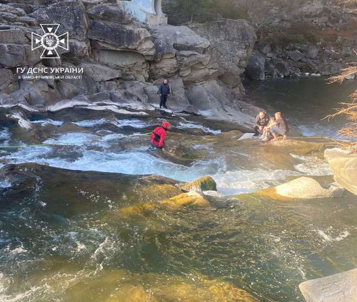 У Карпатах дівчинка та двоє чоловіків застрягли біля водоспаду