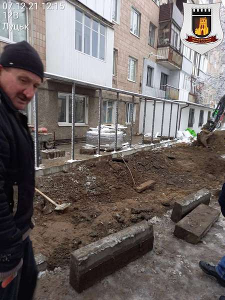 У Луцьку серед дня незаконно розкопали вулицю (фото, відео)