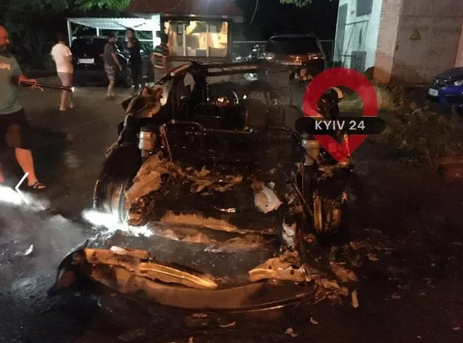 У Києві спалили «теслу», на якій їздив Зеленський
