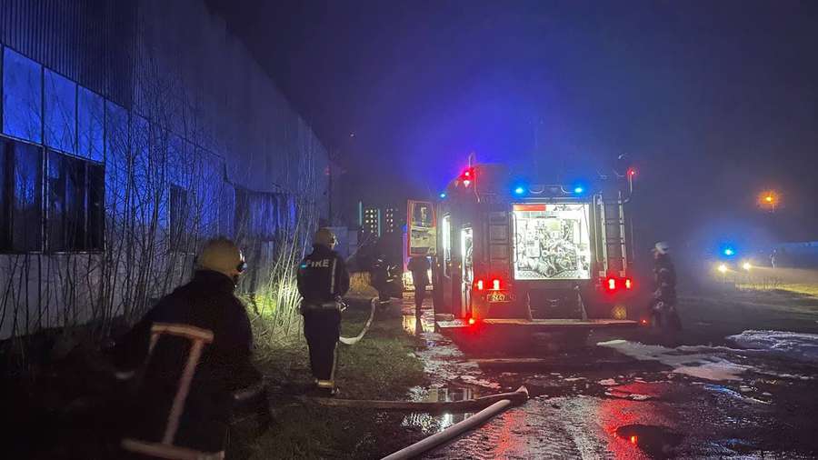 Пожежа в ангарі в Луцьку: відомі подробиці (фото)