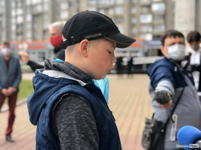 «Врятуйте озеро Світязь»: у Луцьку діти і батьки вийшли на протест
