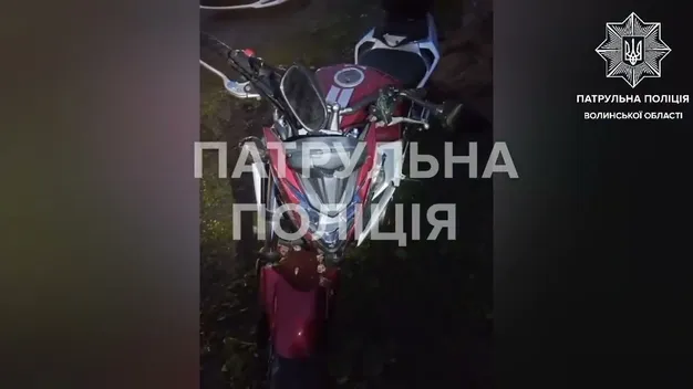 У Зміїнці п'яний мотоцикліст вʼїхав у припарковане авто і втік (відео)