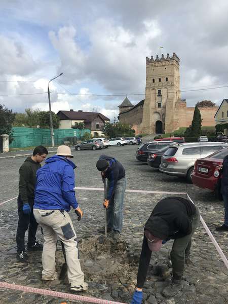 На Замковій площі в Луцьку виявили мурування середньовічної забудови (фото, відео)