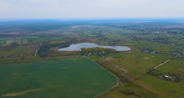 Зручні пірси і мало людей: на Волині в озері у формі вуха водиться багато риби (фото)