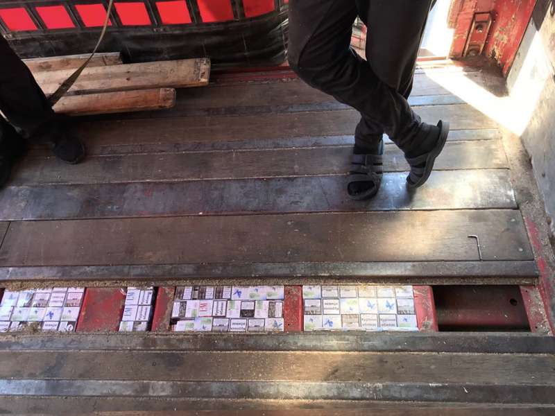 У «Ягодині» митники знайшли у вантажівці тайник, напакований цигарками (фото) 