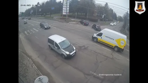 Видно, хто винен: на камери потрапив момент зіткнення двох автомобілів на перехресті в Луцьку (відео)
