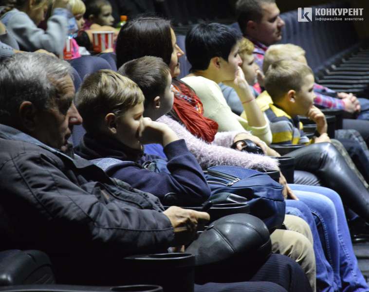 Театральна вистава та подарунки: як у Луцьку відзначили Всесвітній день дітей (фото)