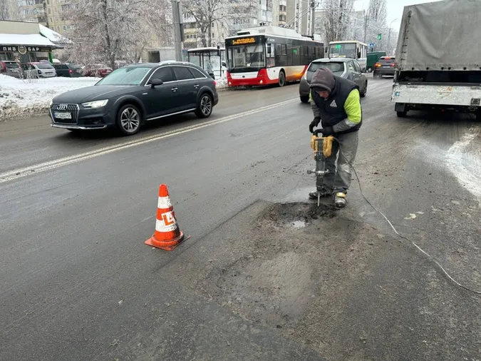 У Луцьку в мороз латають ями на дорогах (фото)