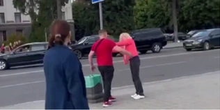 Перебігала перед авто: у центрі Луцька чоловік побив жінку (відео)