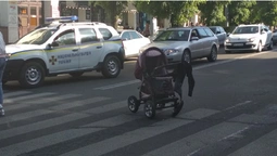 У Луцьку на переході автомобіль наїхав на жінку з коляскою (фото)