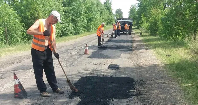 На Волині «латають» найдовшу дорогу області (фото)