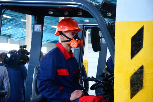VIP-персони, гвинтокрили та новий завод: репортаж з візиту Порошенка на Волинь (фото)