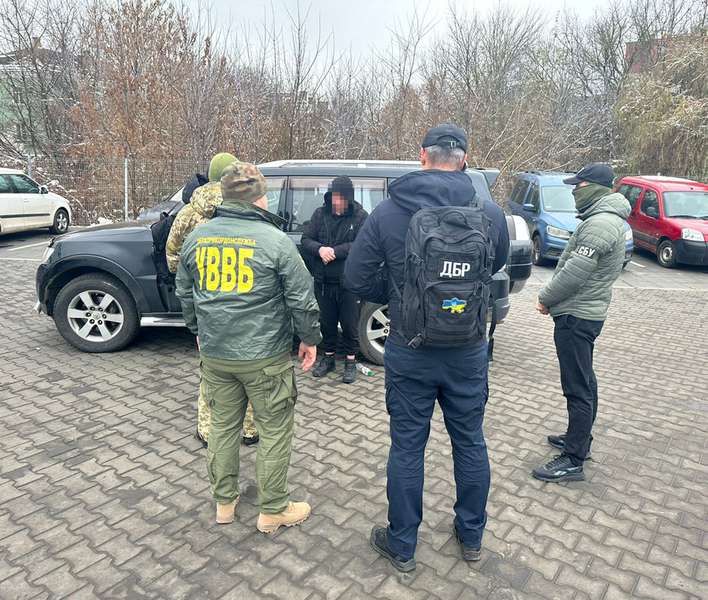 У Луцьку затримали прикордонника, який за гроші випускав ухилянтів з України (фото, відео)