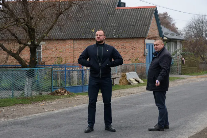 Попри війну у Луцькій громаді ремонтують дороги (фото)