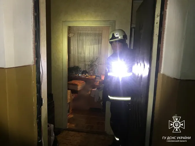 «Увійшли» через вікно: у Луцьку надзвичайники врятували пенсіонерку (фото)
