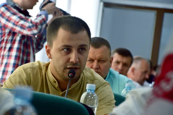 ...Тарас Шляхтич своєю чергою намагався пояснити Данильчуку, що прийняття такого рішення потягне за собою проблеми...