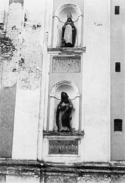 Скульптури на фасаді костелу, фото до 1945 р.