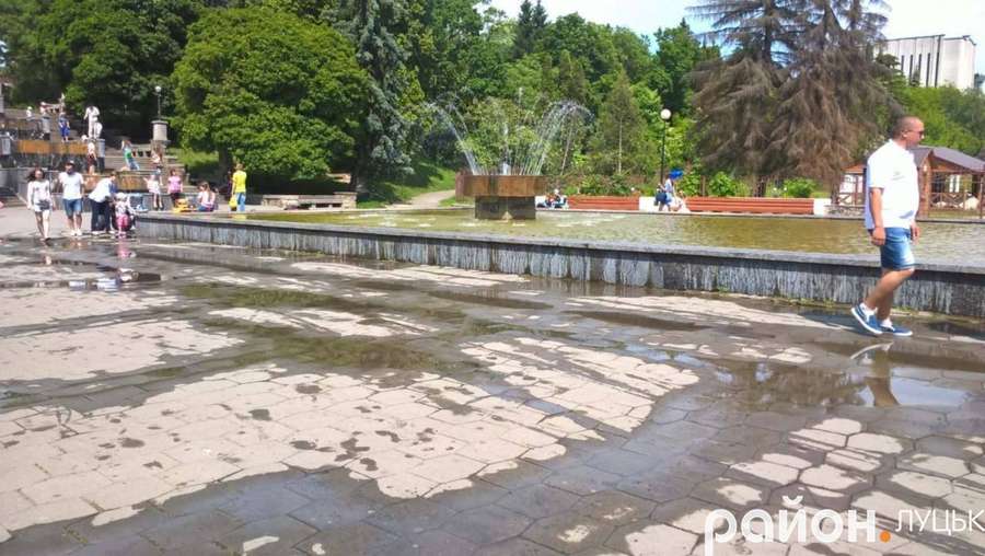 У Луцьку фонтан підтопив Центральний парк (фото)