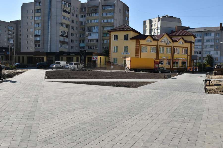 У Луцьку завершують облаштування скверу на Кравчука (фото, відео)
