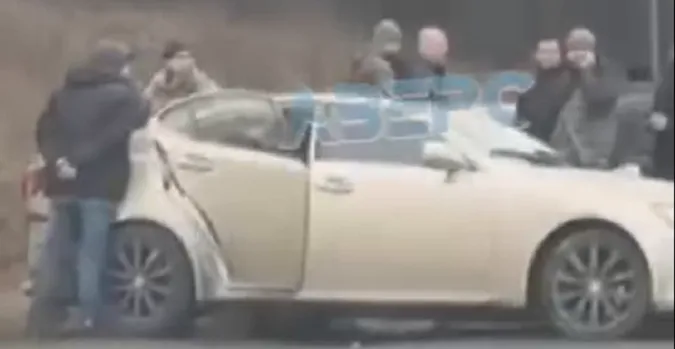 У Ківерцях Lexus протаранив електроопору (відео)