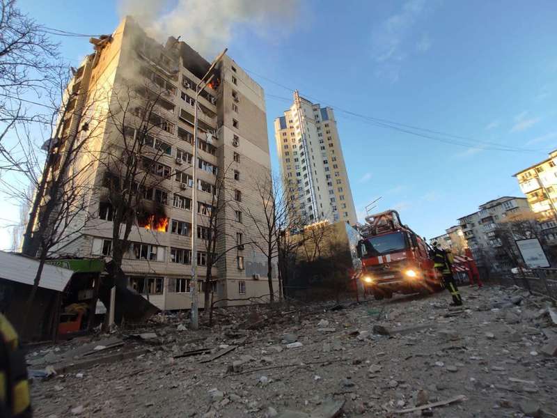 Ворожа ракета рознесла будинок у Шевченківському районі Києва: є постраждалі (фото)