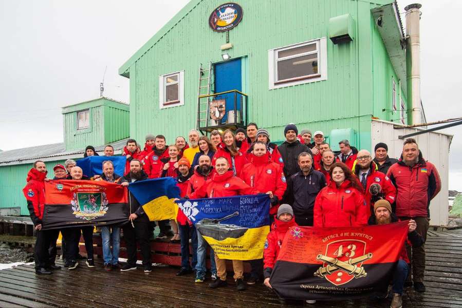 Прапор «князівської» бригади підняли в Антарктиді (фото)