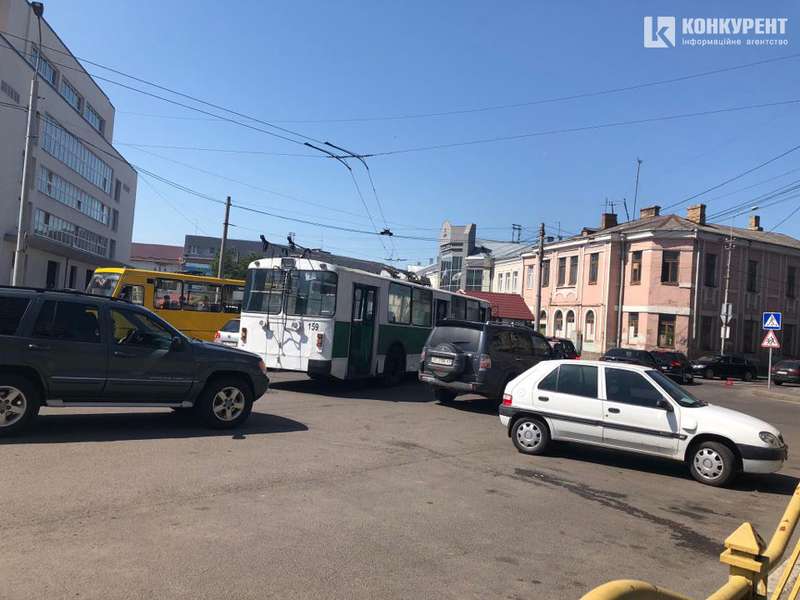 У центрі Луцька – аварія за участю тролейбуса (фото)