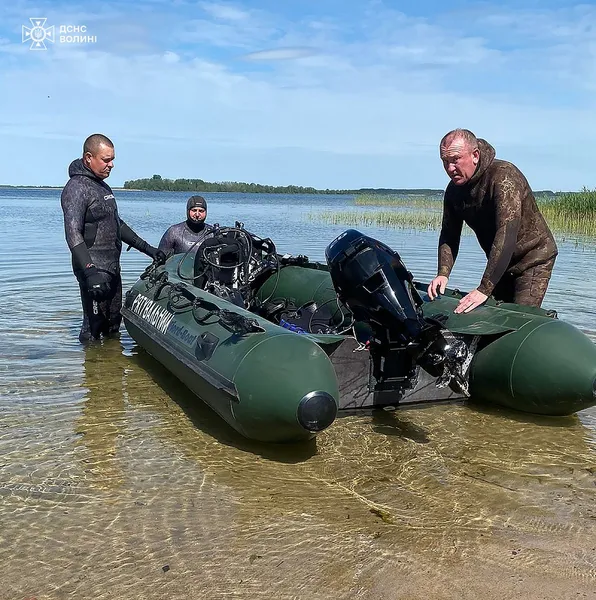 Водолази показали, що підіймають з дна Світязя (фото)