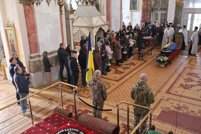 Луцьк навколішки попрощався з загиблим на Донеччині захисником Олексієм Федоренком