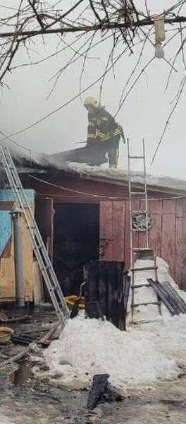 У Луцькому районі рятувальники разом з пожежниками-добровольцями гасили вогонь у будівлі (фото)