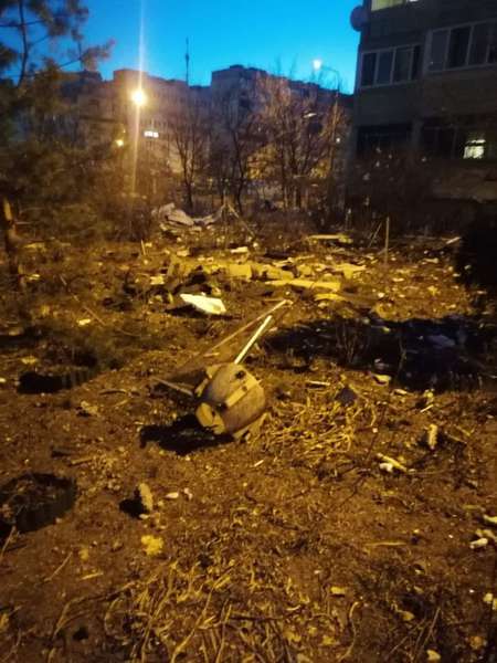 У Києві збита ракета впала на багатоповерхівку: загинула людина (фото, відео)