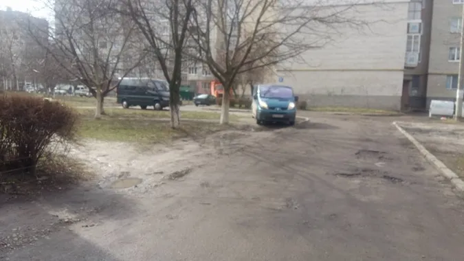 Авто купили, а паркуватись не  навчились: у Луцьку ловили порушників (фото)