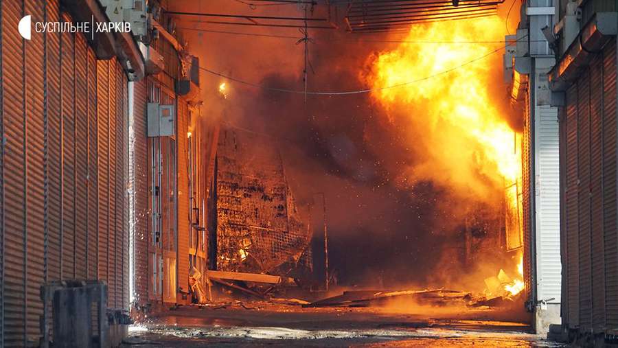 Окупанти підпалили найбільший ринок у Східній Європі (фото)