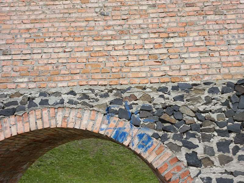 Вандали зіпсували стіни Луцького замку: що кажуть у заповіднику (фото)