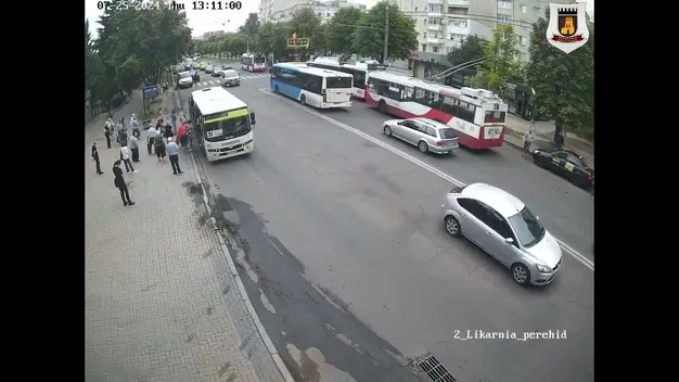 Показали, як тролейбус збив «рогом» світильник над переходом у Луцьку (відео)