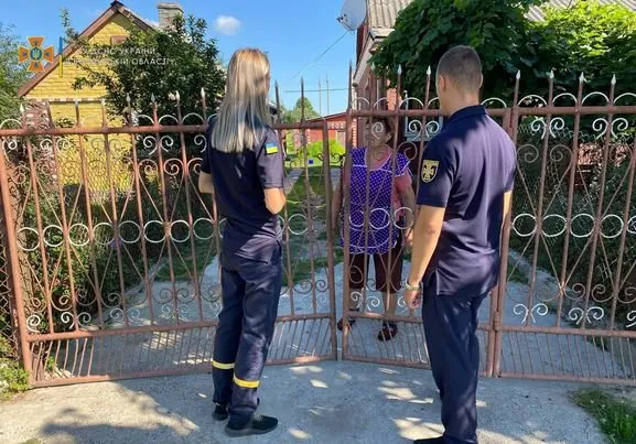 Волинські рятувальники нагадали людям, що палити траву не можна (фото)
