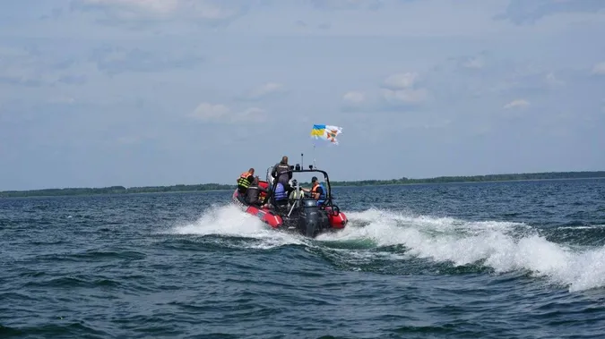 Катамаран та човен посеред озера: на Світязі ледь не сталося лихо (оновлено)