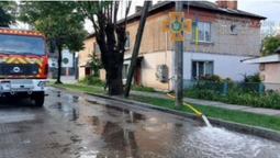 Затопило: у Луцьку за добу 13 разів відкачували воду з підвалів і дворів (фото)