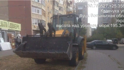 У Луцьку оштрафували водія трактора, припаркованого на траві (фото)