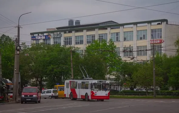 Знов на лінії: у Луцьку повернули на маршрут 35-річний тролейбус (фото)