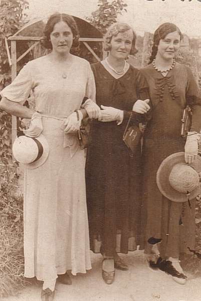 Луцька міщанка Марія з подругами Вірою та Любою. Торчин, 1930-ті роки