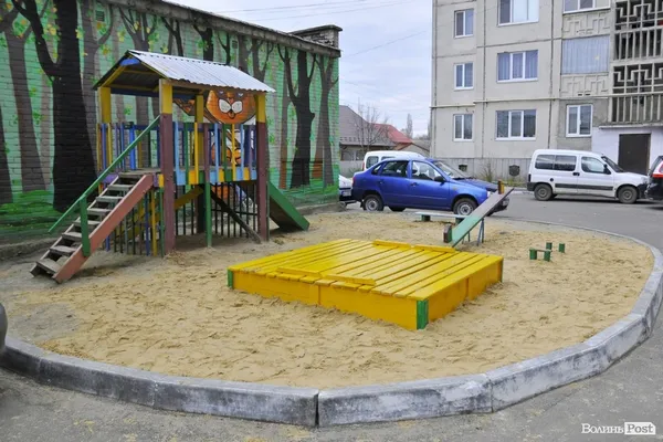 У луцькому дворі організували суботник (фото)
