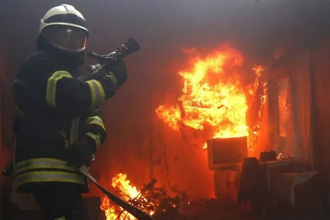 На Волині рятувальник виніс із вогню пенсіонерку