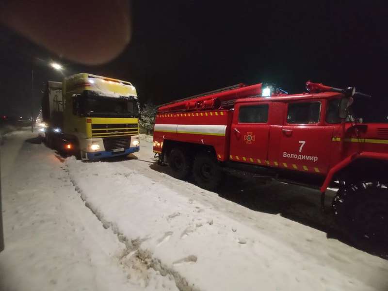 На Волині у снігових заметах застрягли два автобуси з пасажирами (фото)
