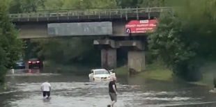 Готуйте човни: у Луцьку автівки «тікають» від потопу під мостом (відео)